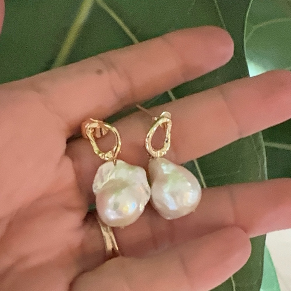Elegant Gold and Pearl Drop Earrings - Picture 3 of 12